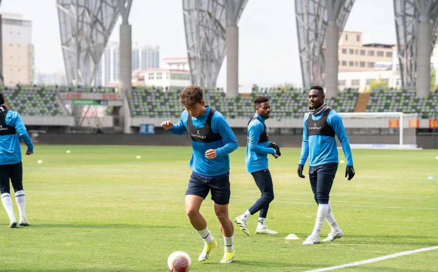 爱体育官方网站-迪尼之战告捷，夺得宝贵三分