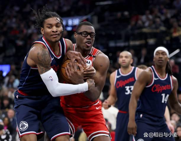 爱体育-快船控卫受伤退场，队友合力挽救