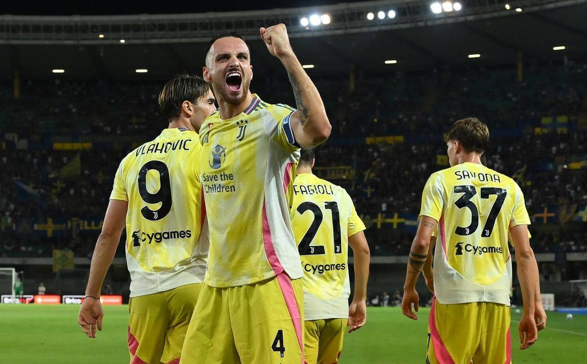 爱体育官网-尤文图斯禁区内厮杀激烈，球迷庆祝胜利