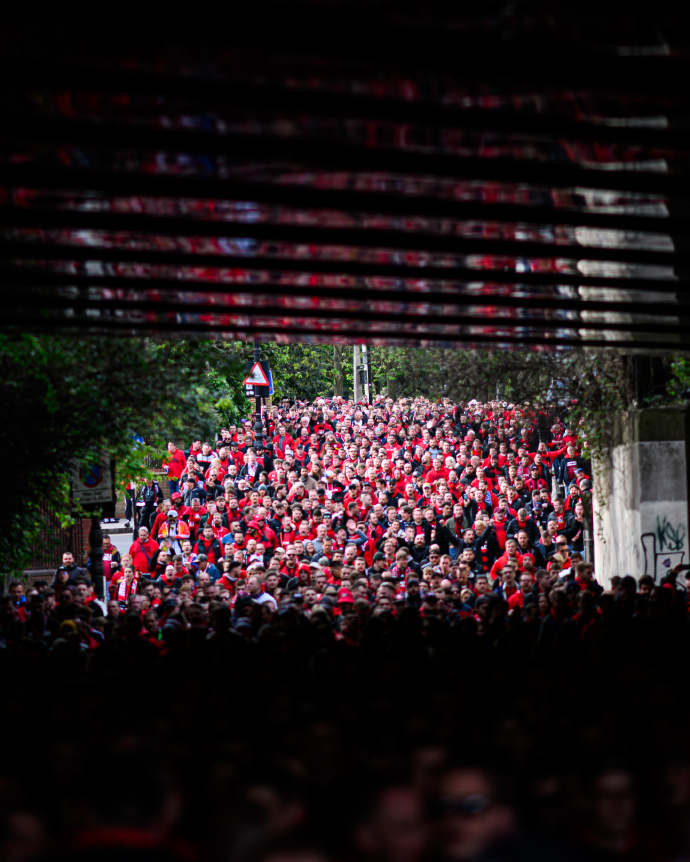 赛场上球员拼尽全力，现场观众热情不减