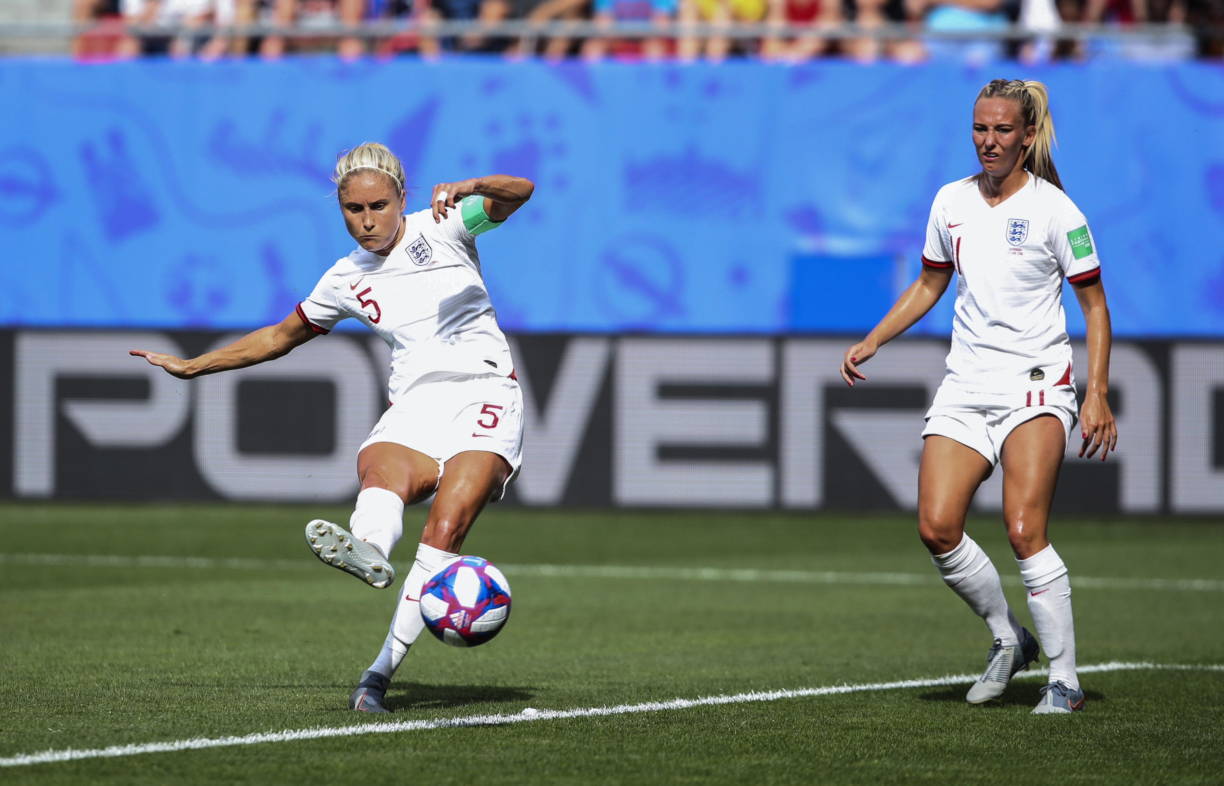 英格兰队遭遇揽回,保险晋级16强赛 英格兰队遭遇揽回,保险晋级16强赛