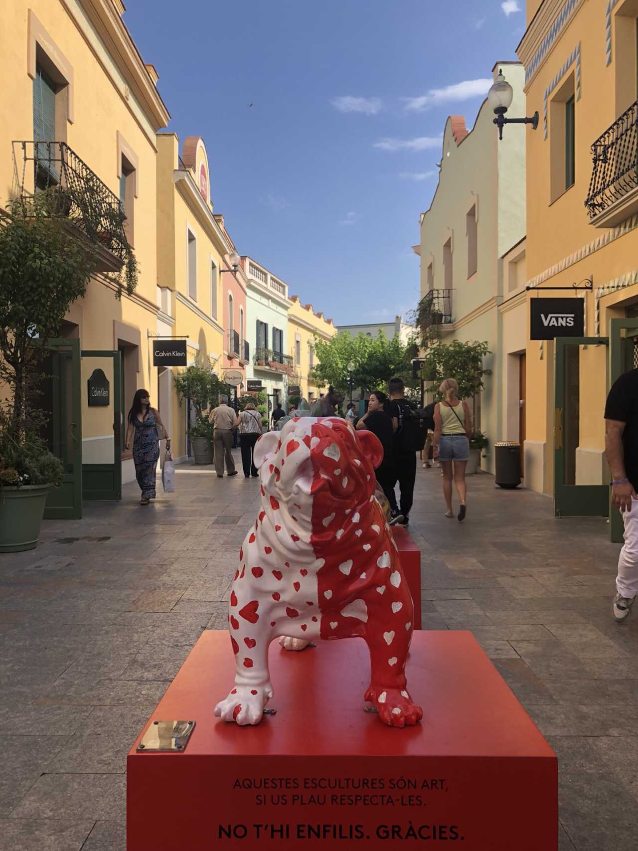 爱体育-巴塞罗那球员图文奇斯赛后向对手致敬