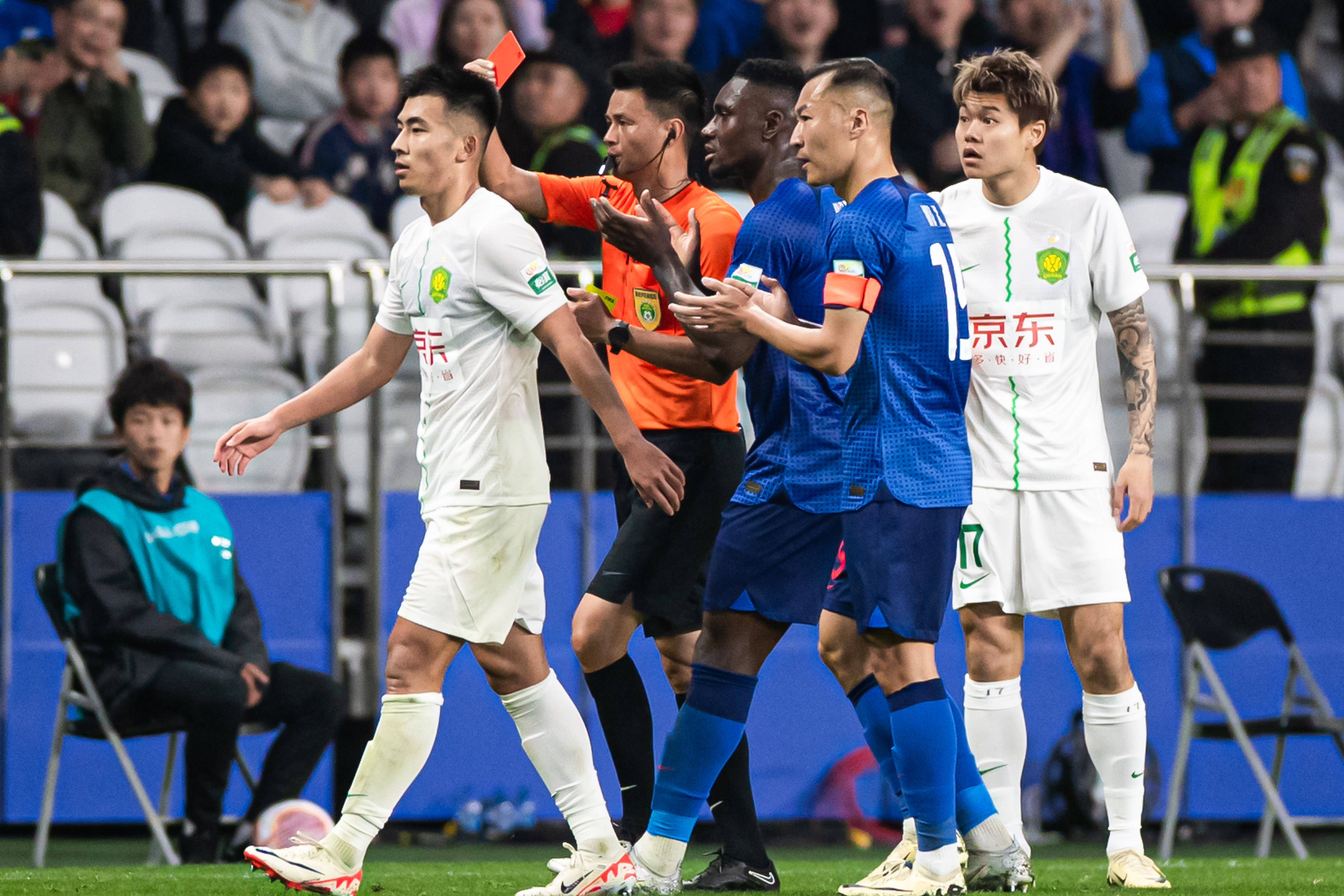北京国安在重庆斯威进行客场争夺 北京国安在重庆斯威进行客场争夺