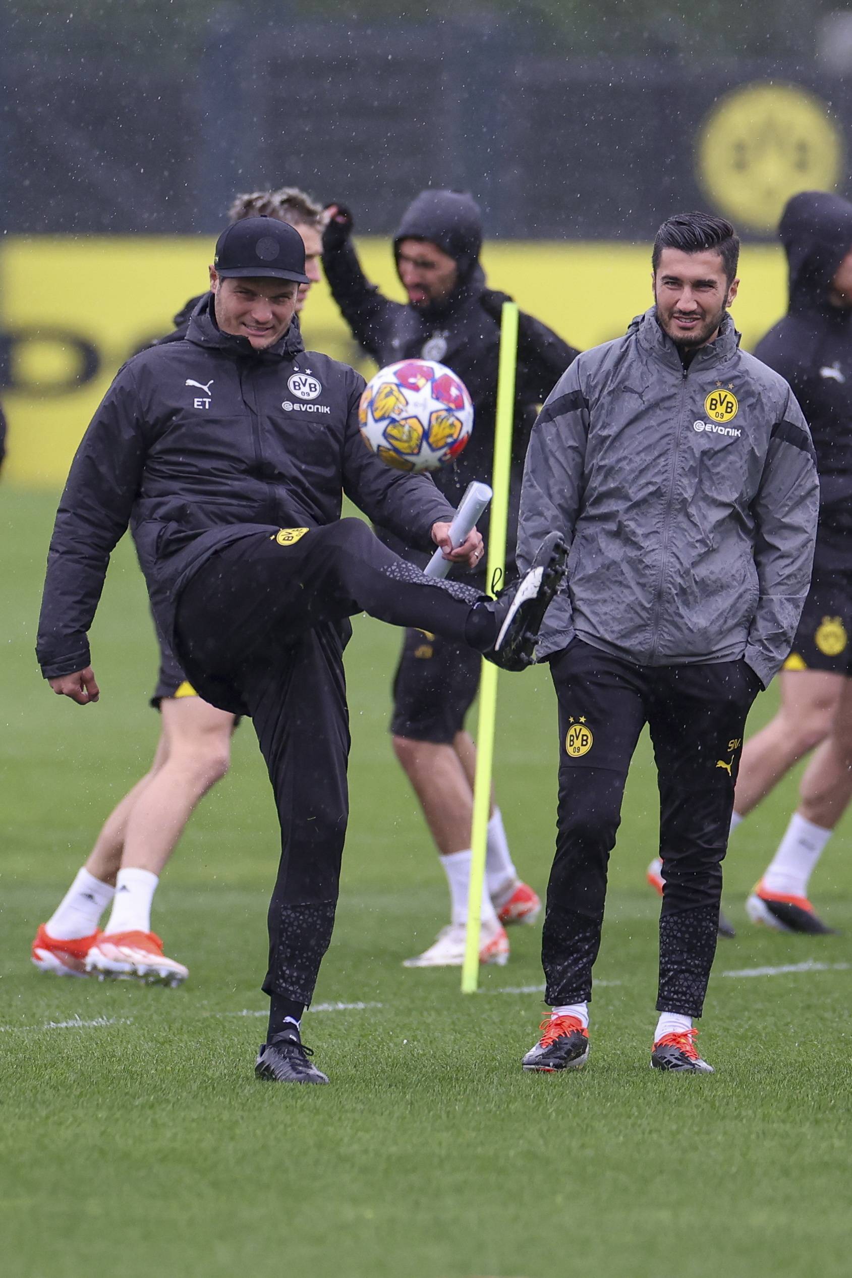 多特蒙德年轻球员崭露头角,助球队胜出 多特蒙德年轻球员崭露头角,助球队胜出