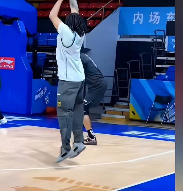 爱体育官方网站-球员秀出绝技，助球队赢得胜利