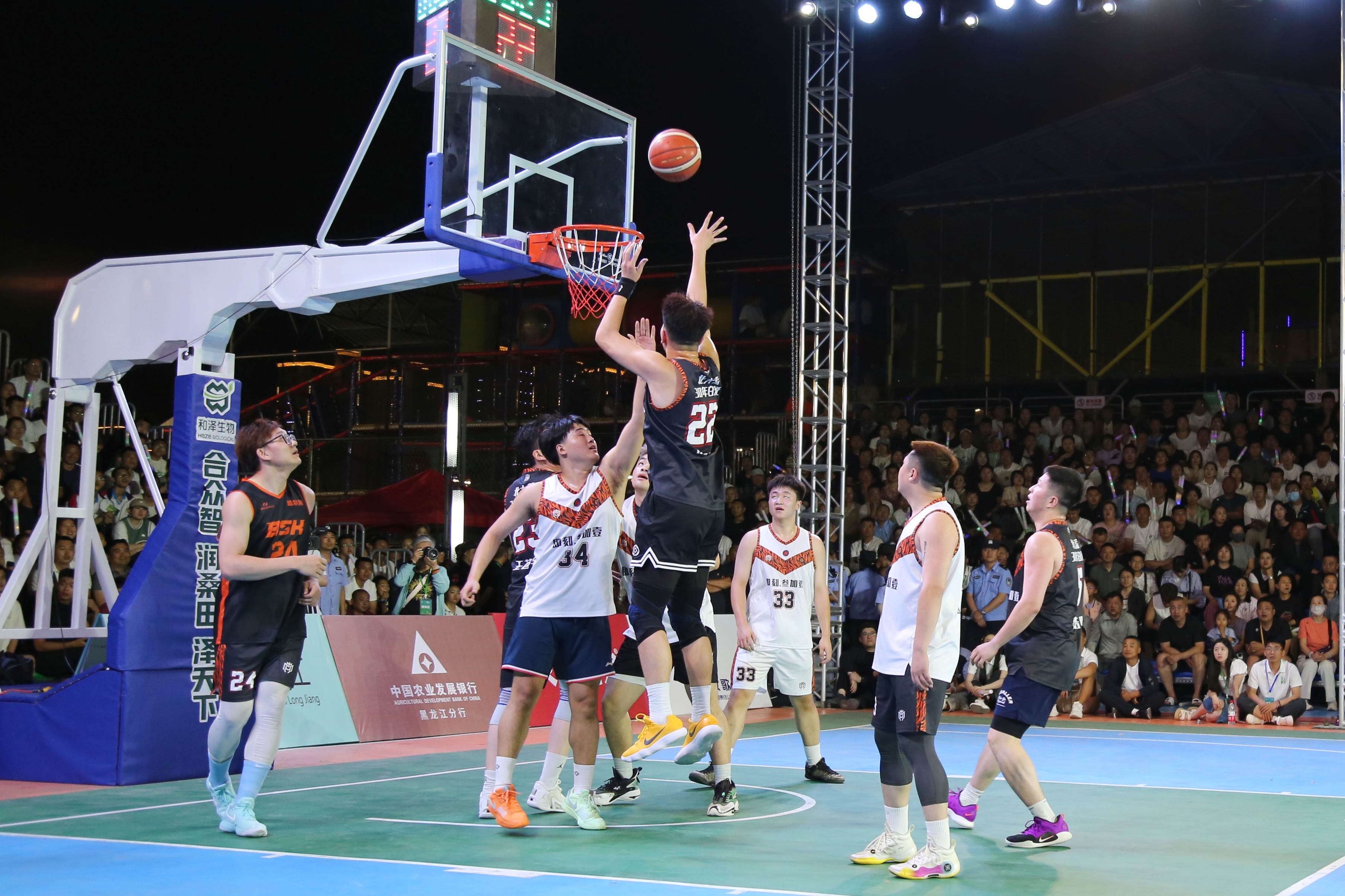 爱体育官网-球队训练备战下一场篮球比赛