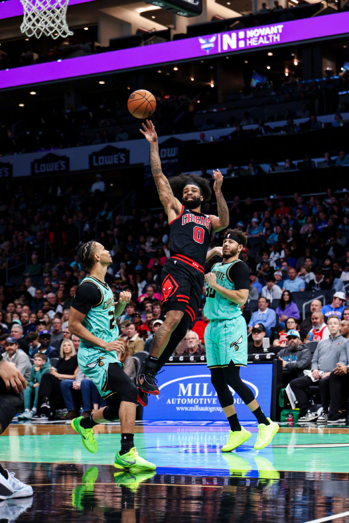 爱体育官方网站-公牛逆转黄蜂取胜，拉文连续得分夺胜拉开比分