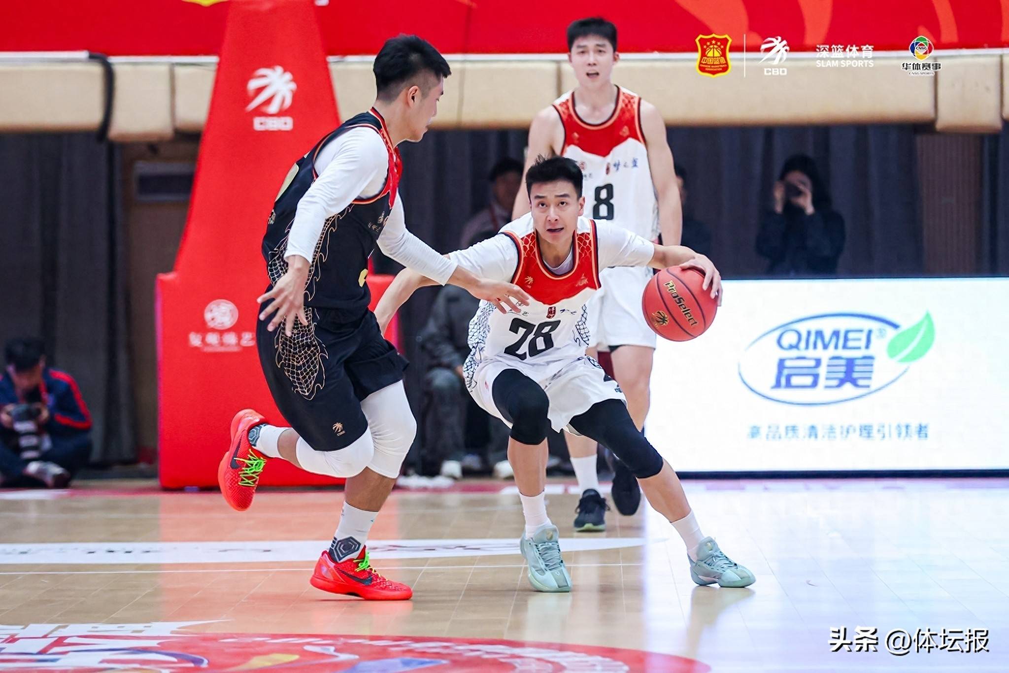 爱体育-浙江男篮球员奋力拼搏，迎接新一轮比赛
