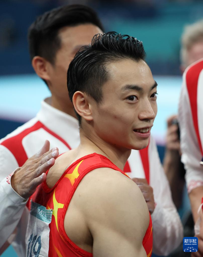 爱体育-体操比赛男子项目意大利选手登顶