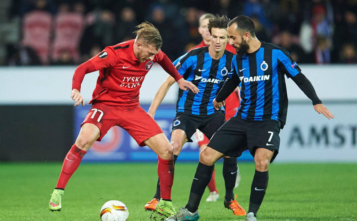 爱体育-阿贾克斯主场大胜，锋线组合发挥出色