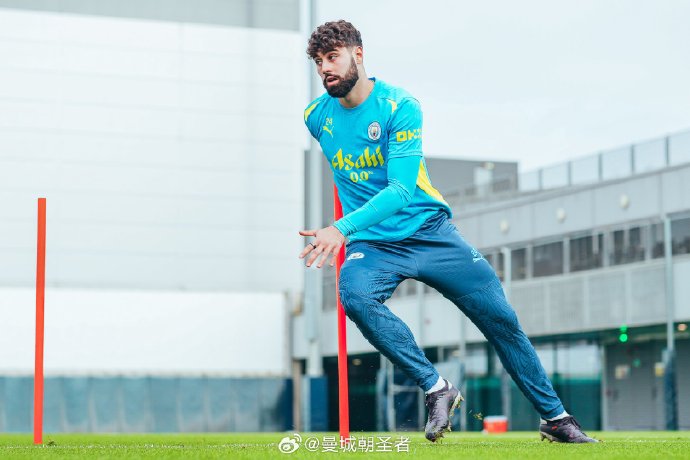 爱体育官方网站-曼城新援积极备战，教练组对其赞不绝口