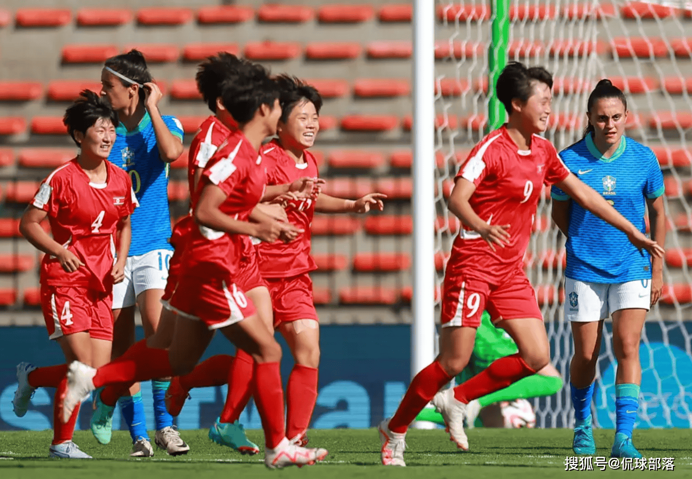 女足赛事中的惊险一幕让球迷直呼过瘾