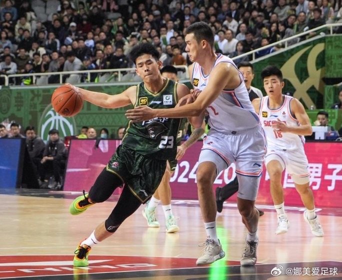 爱体育-激情四射：江苏队与四川队互不相让展开争夺