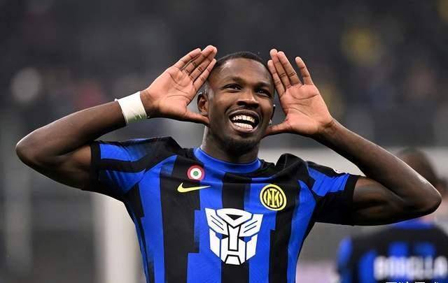 猛龙前锋在场上多次取得关键进球 猛龙前锋在场上多次取得关键进球