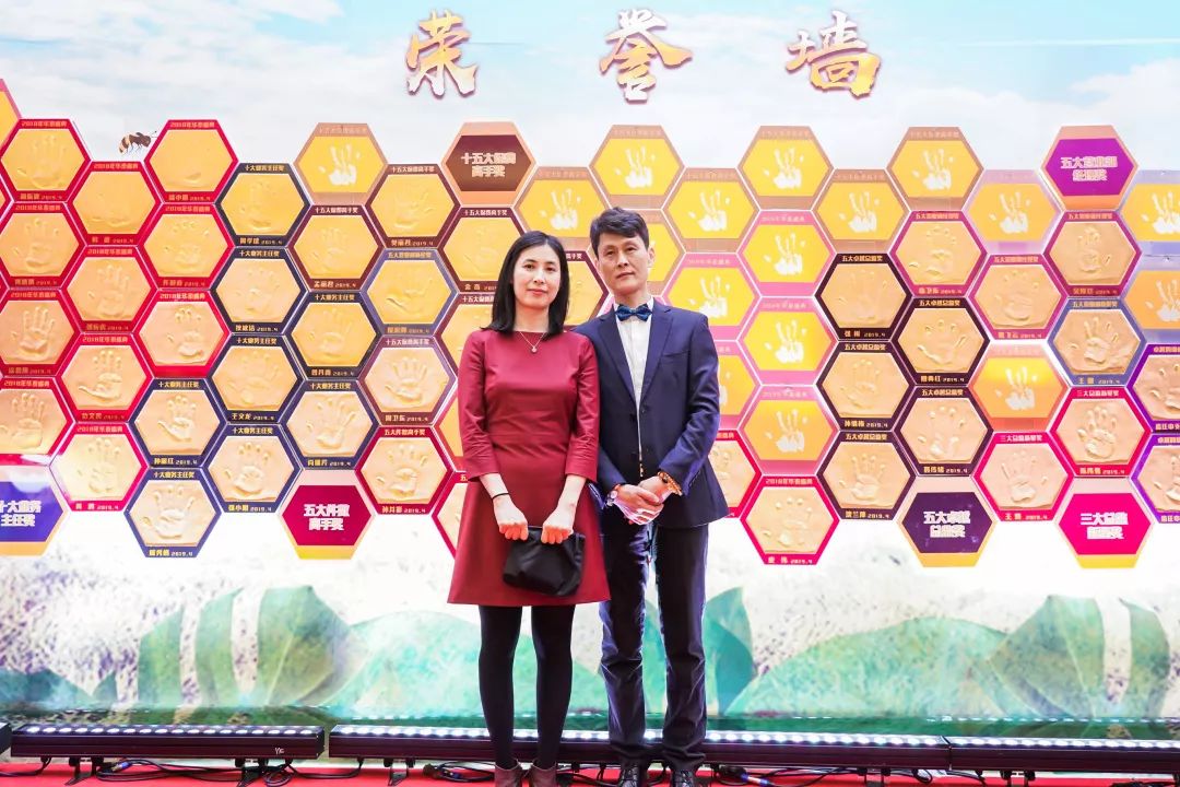 爱体育官方网站-职业篮球赛季拉开帷幕，嘉宾云集