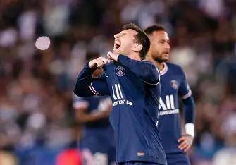 爱体育官方网站-巴黎圣日耳曼客场战胜对手，取得三分领跑联赛