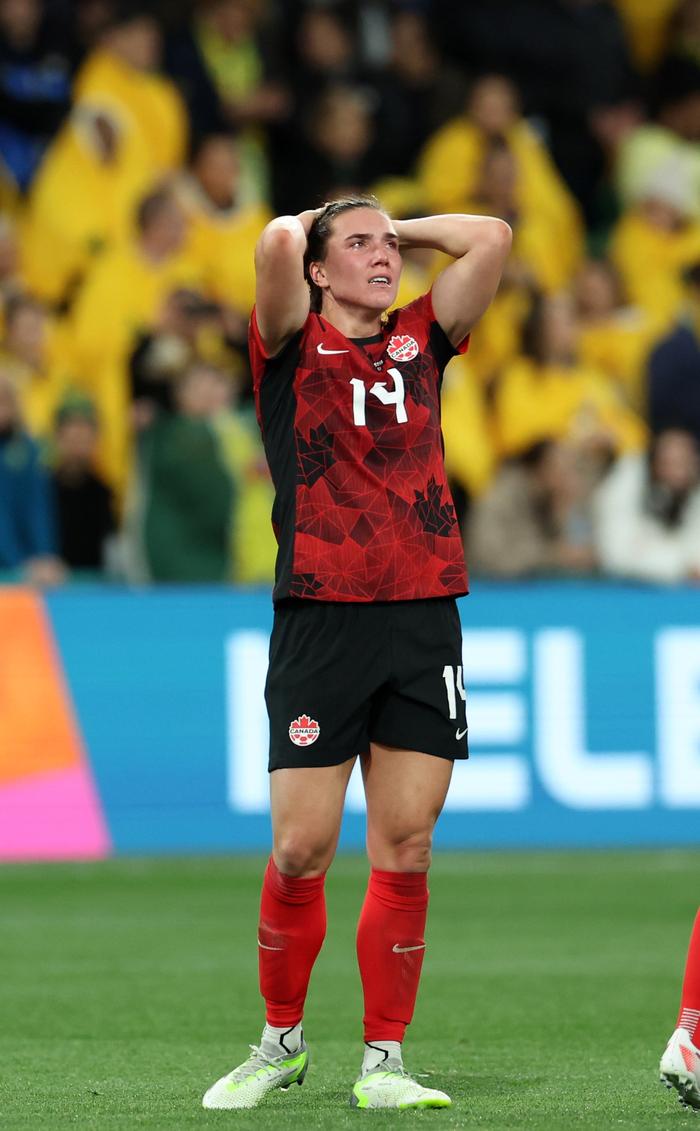 加拿大女子足球队员展现实力,勇往直前 加拿大女子足球队员展现实力,勇往直前