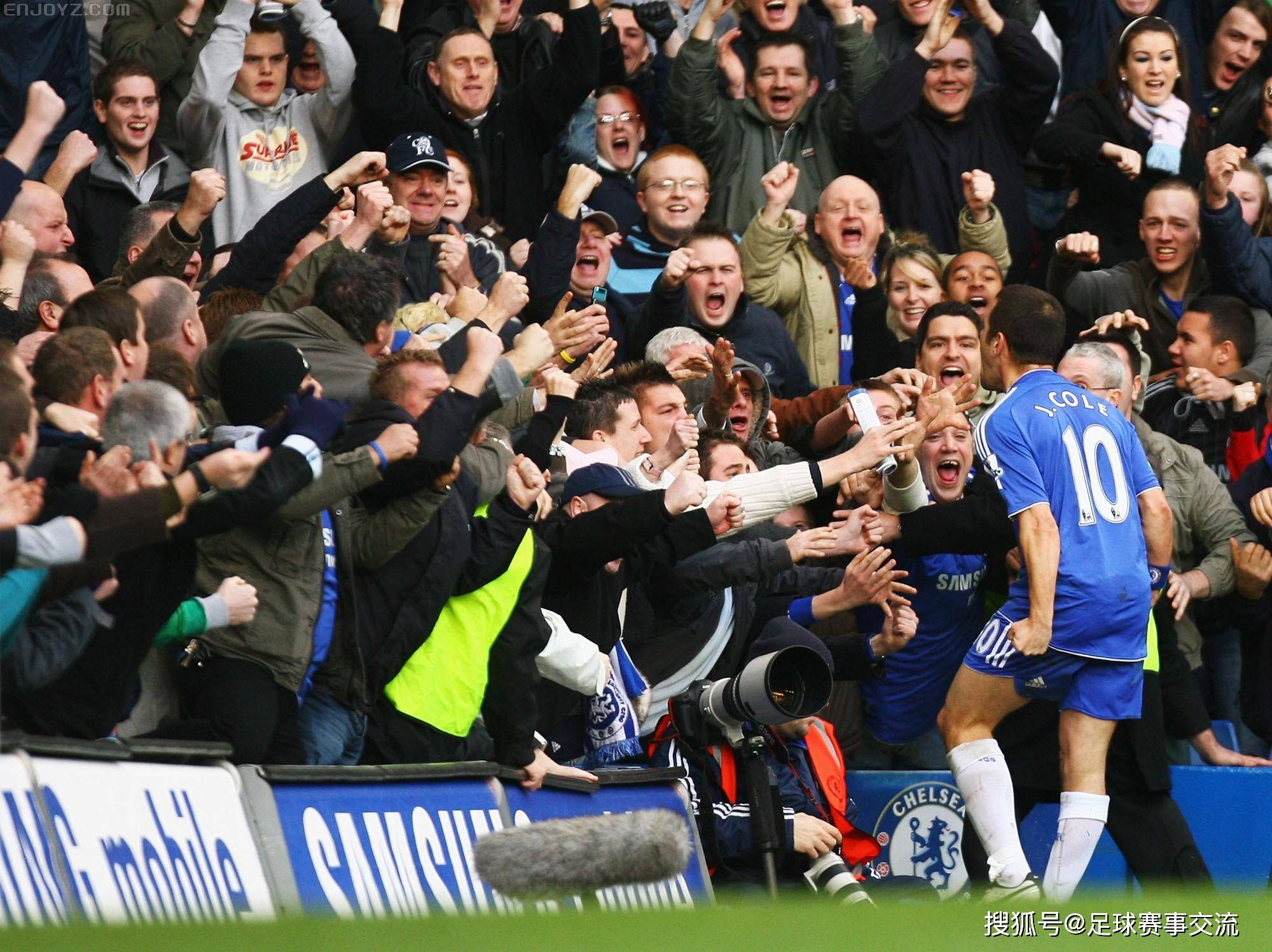 足球比赛的精彩瞬间引发球迷热衷讨论 足球比赛的精彩瞬间引发球迷热衷讨论