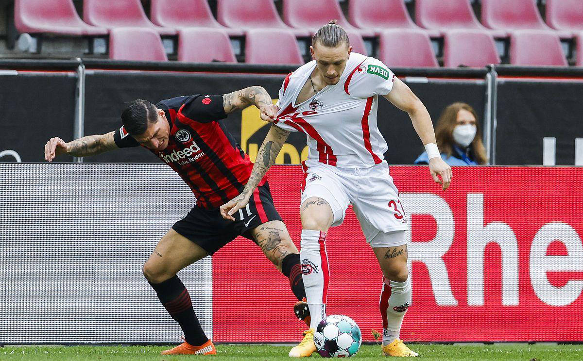 阿贾克斯保持连胜，继续领先